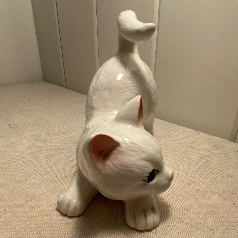 Vintage white cat ceramic long haired kitty blue eyes playful cat crouching - Picture 13 of 16
